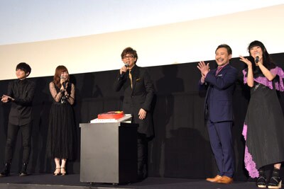 山寺宏一（中央）の誕生日を祝う様子。