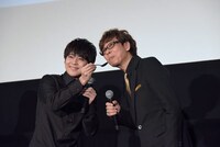 梶裕貴（左）からケーキを食べさせてもらった山寺宏一（右）。