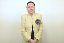 舞台挨拶前、撮影に応じた梶芽衣子。