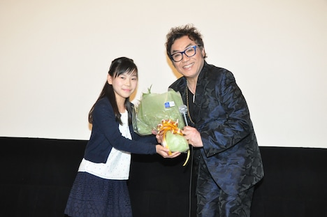 武田ココナ（左）から花束を受け取る滝川広志（右）。