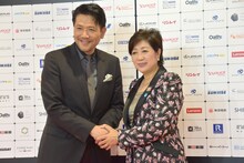 左から別所哲也、小池百合子。