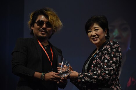 左から洞内広樹、小池百合子。