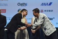 左からイーウェイ・チャイ、千葉真一。