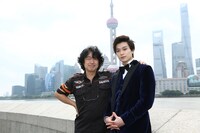 左から羽住英一郎、新田真剣佑。