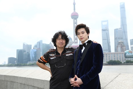 左から羽住英一郎、新田真剣佑。