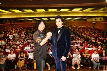 左から羽住英一郎、新田真剣佑。