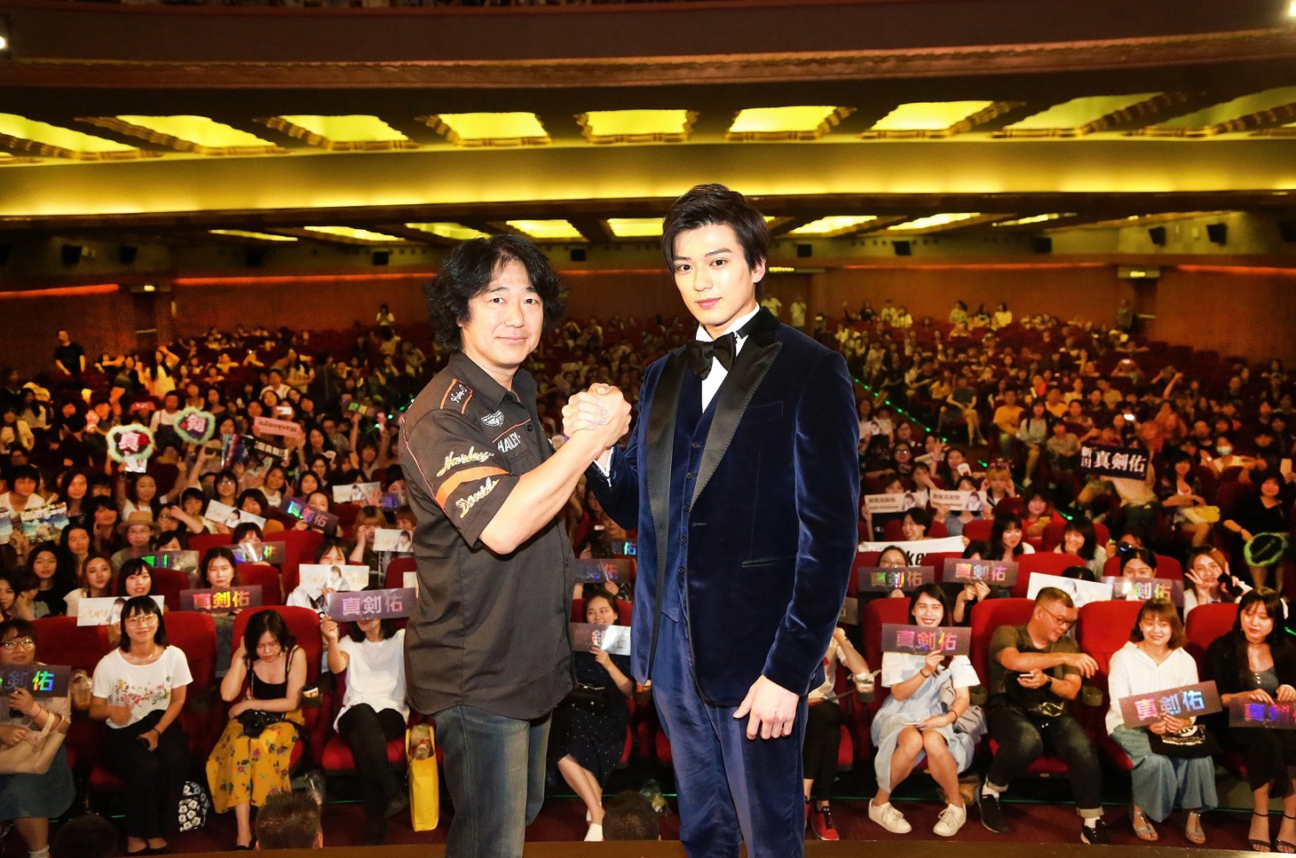 左から羽住英一郎、新田真剣佑。