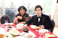 中華料理を満喫する羽住英一郎（左）と、新田真剣佑（右）。