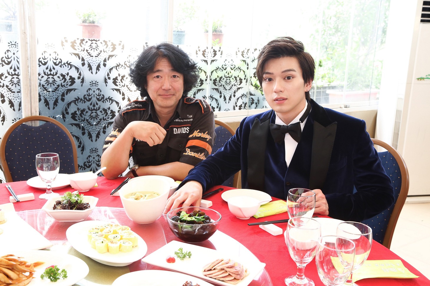 中華料理を満喫する羽住英一郎（左）と、新田真剣佑（右）。