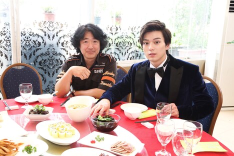 中華料理を満喫する羽住英一郎（左）と、新田真剣佑（右）。