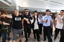 空港に到着した新田真剣佑（中央）。