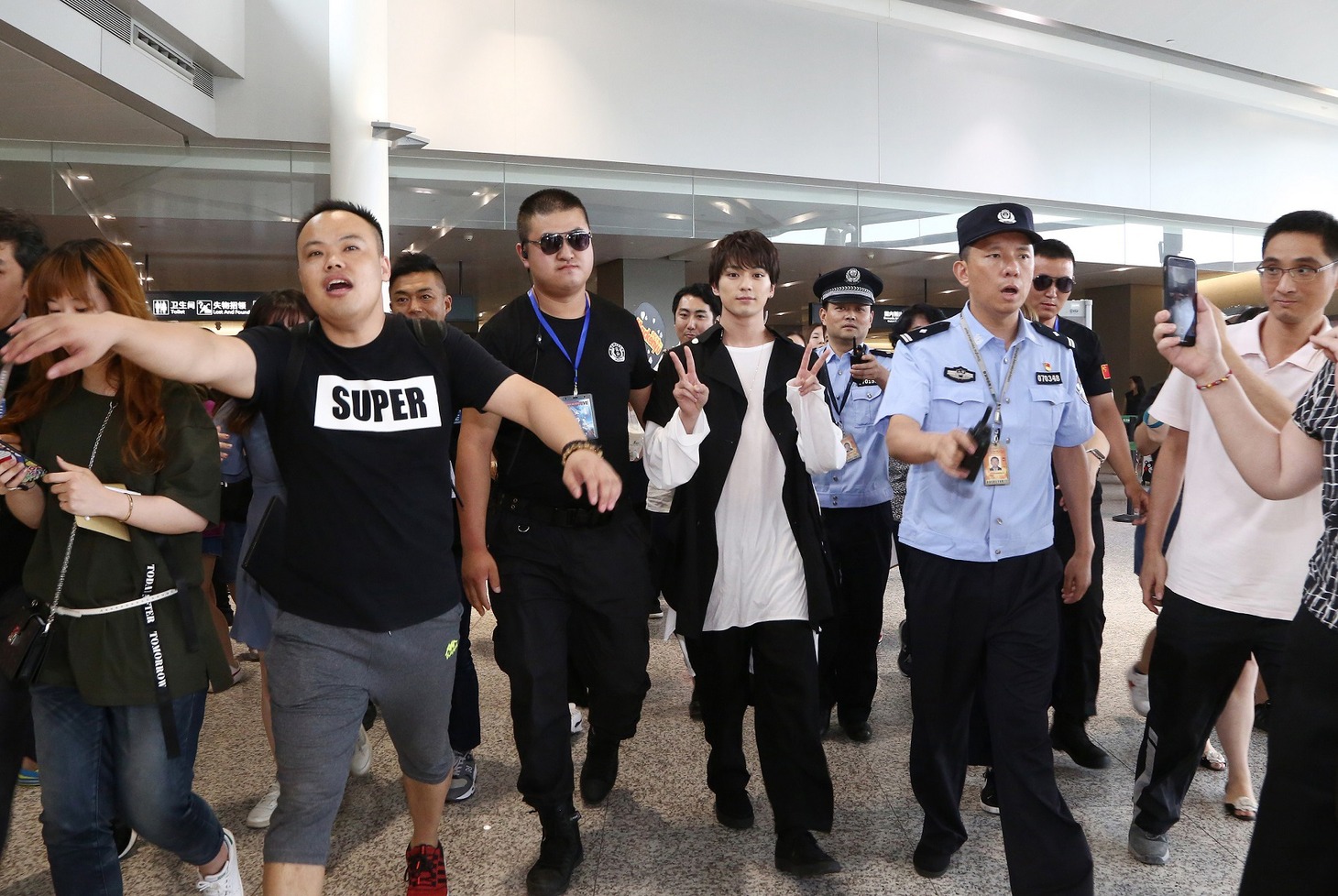 空港に到着した新田真剣佑（中央）。