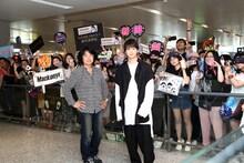 左から羽住英一郎、新田真剣佑。