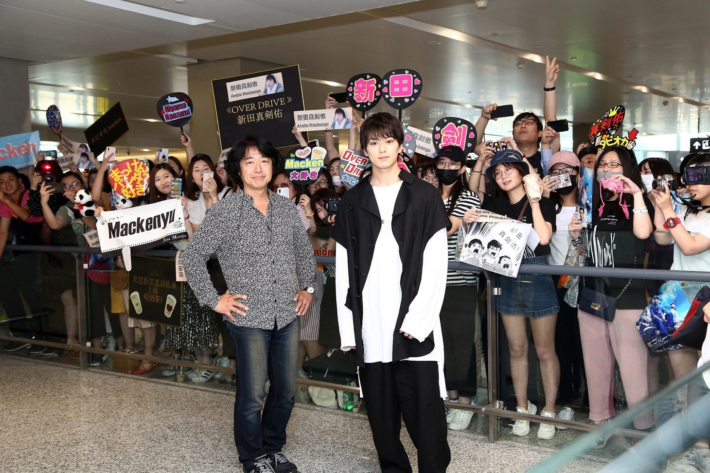 左から羽住英一郎、新田真剣佑。