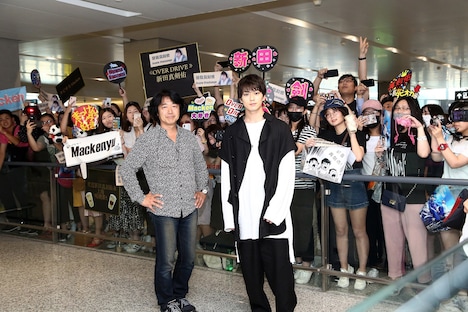 左から羽住英一郎、新田真剣佑。