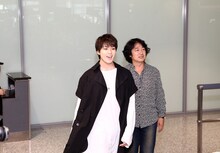 空港に到着した新田真剣佑（左）と、羽住英一郎（右）。