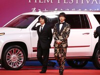左から羽住英一郎、新田真剣佑。