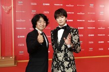 左から羽住英一郎、新田真剣佑。