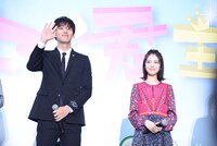 左から竹内涼真、浜辺美波。