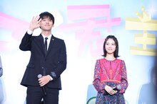 左から竹内涼真、浜辺美波。