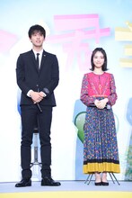 左から竹内涼真、浜辺美波。