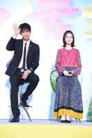 左から竹内涼真、浜辺美波。