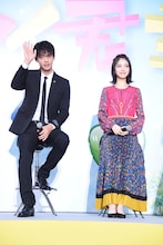 左から竹内涼真、浜辺美波。