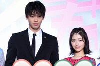 「センセイ君主」スペシャルステージイベントでの竹内涼真（左）と浜辺美波（右）。