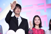 投げキッスする竹内涼真（左）。