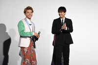 左から佐藤大樹、竹内涼真。