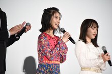 左から浜辺美波、川栄李奈。