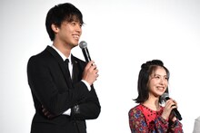 「今日、両親が来てるって聞いて……」と緊張を明かす浜辺美波（右）と、「大丈夫、大丈夫」と声をかける竹内涼真（左）。