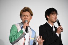 ネタバレをしそうになり、慌てる佐藤大樹（左）。