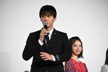 竹内涼真（左）