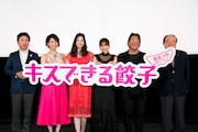 「キスできる餃子」先行上映舞台挨拶の様子。左から佐藤栄一(宇都宮市長)、佐藤美希、足立梨花、佐野ひなこ、秦建日子、関口快流(宇都宮商工会議所 会頭)。