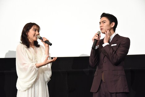 左から知英、稲葉友。