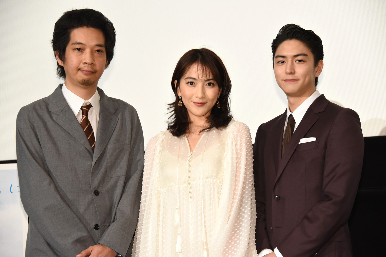 「私の人生なのに」完成披露上映会の様子。左から原桂之介、知英、稲葉友。