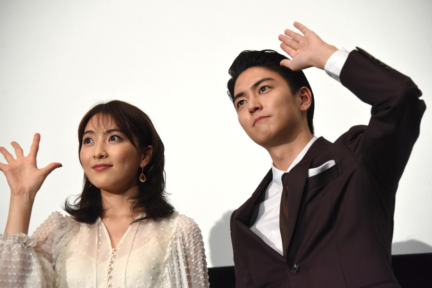 左から知英、稲葉友。