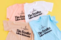 「Yellow Submarine ロゴTee」（4309円、ベージュとブルーは渋谷店限定カラー）