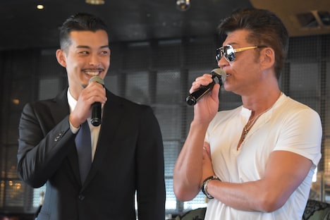 左から真喜志一星、小沢仁志。