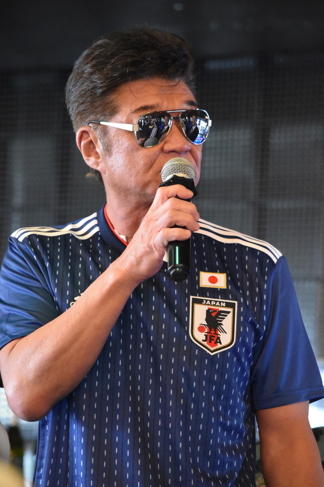 サッカーの日本代表ユニフォームを着用した小沢仁志。