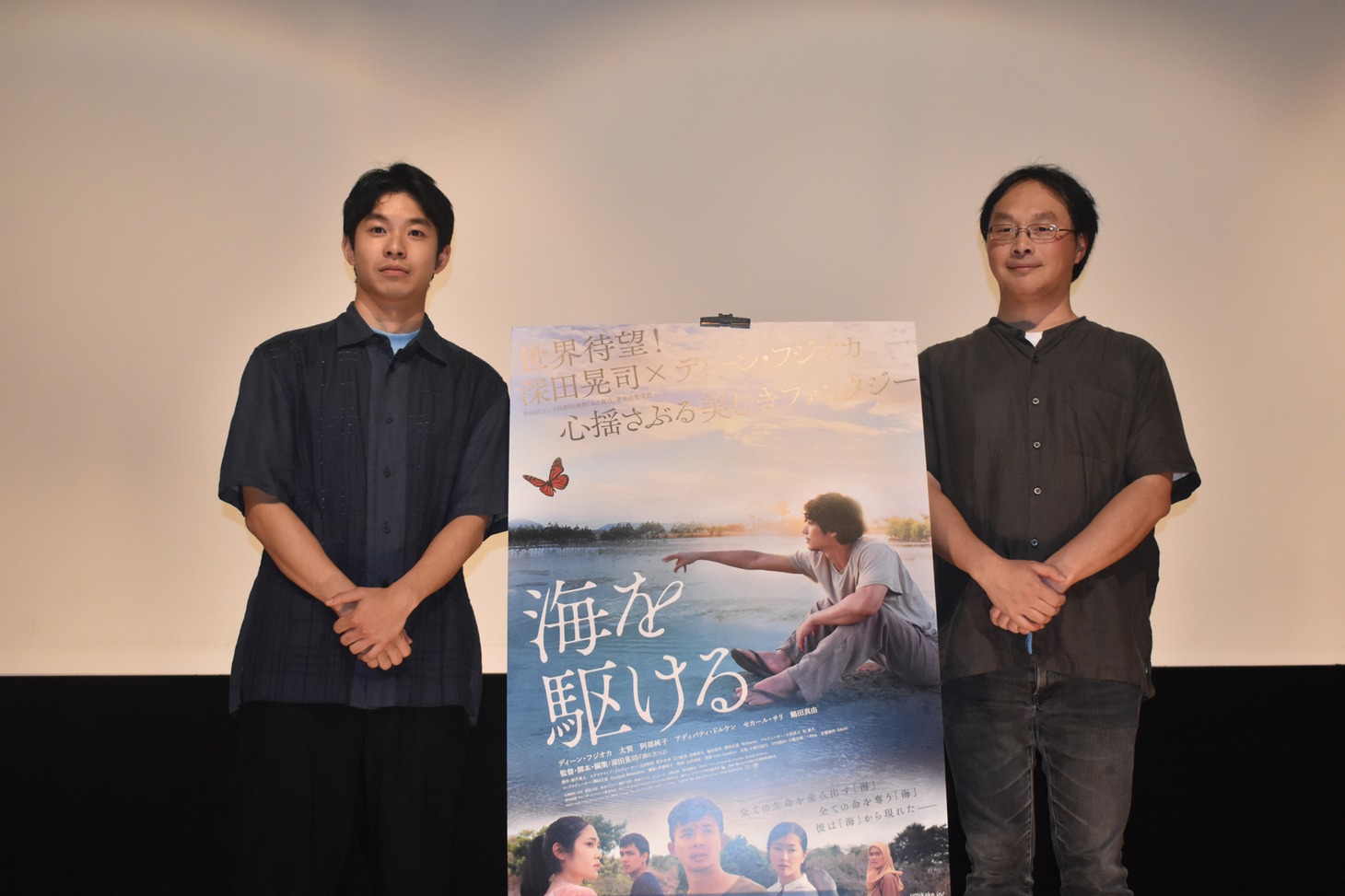 左から太賀、深田晃司。