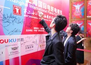 パネルにサインする池松壮亮（手前）と松居大悟（奥）。