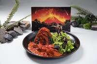 「大噴火！ボルケーノカレー」（1393円）