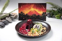 「大噴火！ボルケーノプリン」（1393円）