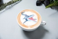 「ダイナソーカフェラテ」（モササウルス / 853円）