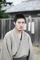 飯田芳演じる小川義雄。