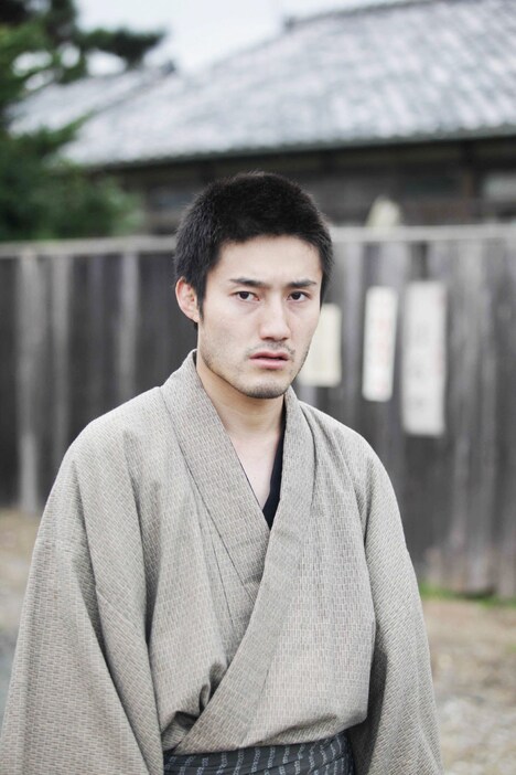 飯田芳演じる小川義雄。