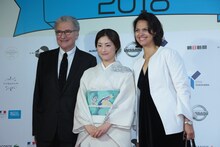 左からセルジュ・トゥビアナ、常盤貴子、イザベル・ジョルダーノ。