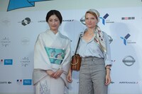 左から常盤貴子、メラニー・ティエリー。